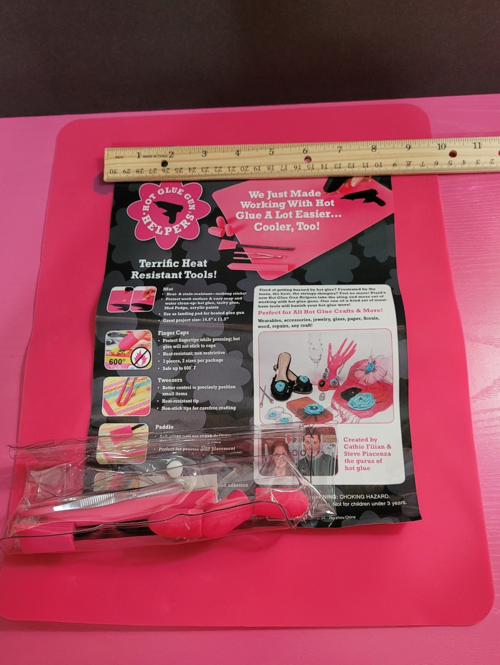 Plaid Hot Glue Gun Helper Set.  Mat And Accessories.  (0752)